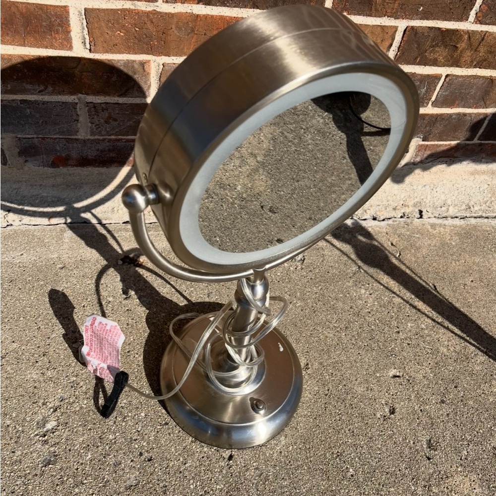 Magnifying mirror